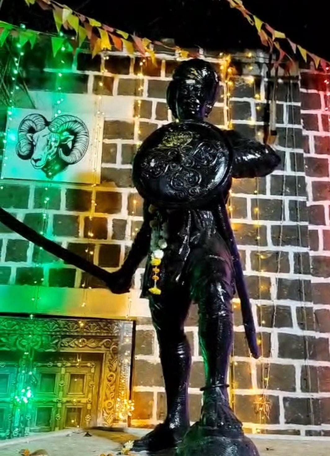 ಬೆಳಗಾವಿ: ಸಂಗೊಳ್ಳಿ ರಾಯಣ್ಣನ ಪ್ರತಿಮೆ ಮೇಲೆ ಬಿದ್ದಿದ್ದು ಮರದ ದ್ರವ