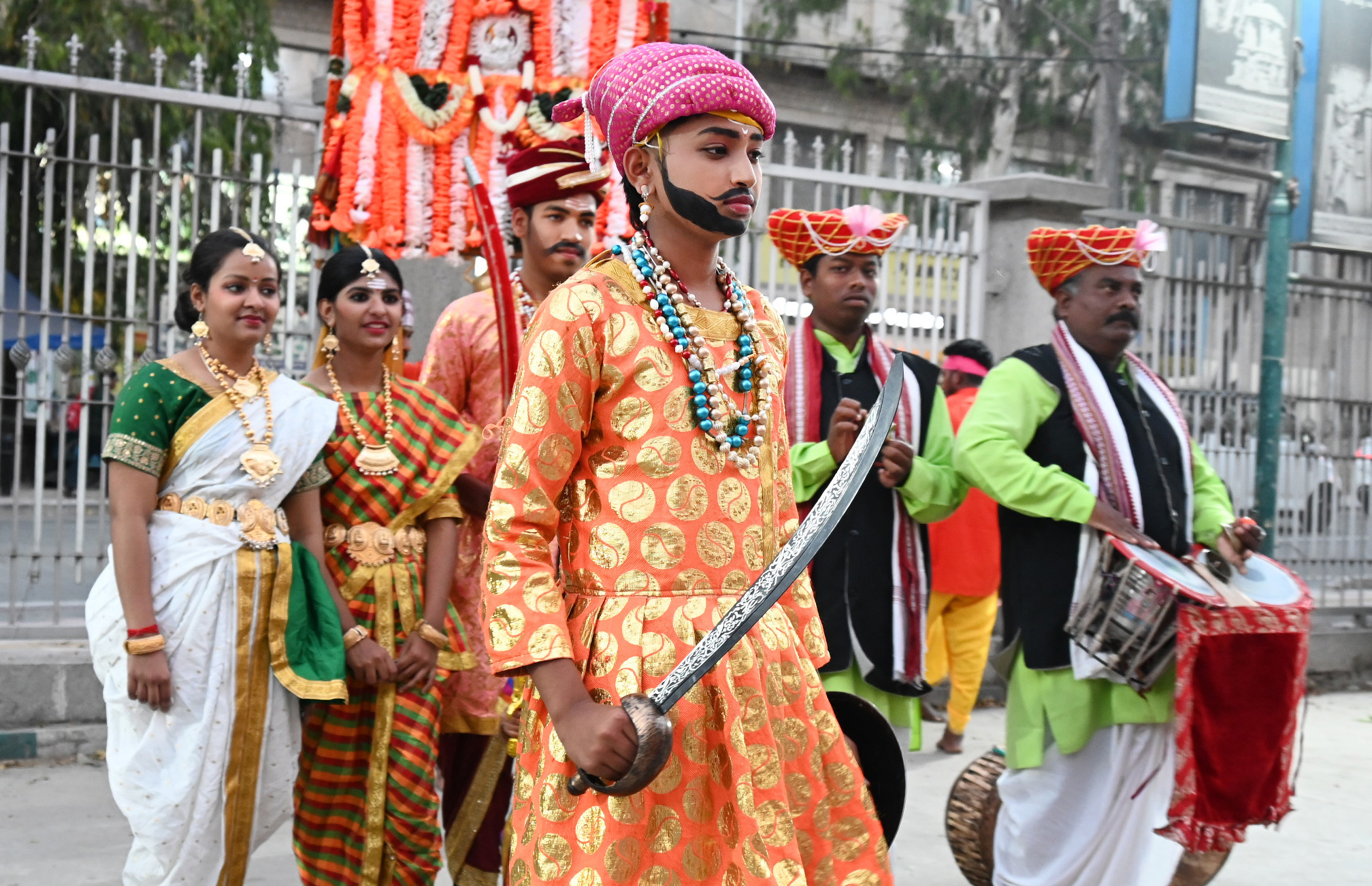 ಛತ್ರಪತಿ ಶಿವಾಜಿ ಮಹಾರಾಜರ ಜಯಂತಿ ಕಾರ್ಯಕ್ರಮದಲ್ಲಿ ಕೆ. ಎಂ. ಡಬ್ಲ್ಯೂ.ಎ ವಿದ್ಯಾನಿಕೇತನ ಶಾಲಾ ವಿದ್ಯಾರ್ಥಿಗಳು ಶಿವಾಜಿ ಮಹಾರಾಜಾ ವೇಷ ಭೂಷಣ ತೊಟ್ಟು ಗಮನ ಸೆಳೆದರು. ಪ್ರಜಾವಾಣಿ ಚಿತ್ರ ಕಿಶೋರ್ ಕುಮಾರ್ ಬೋಳಾರ್