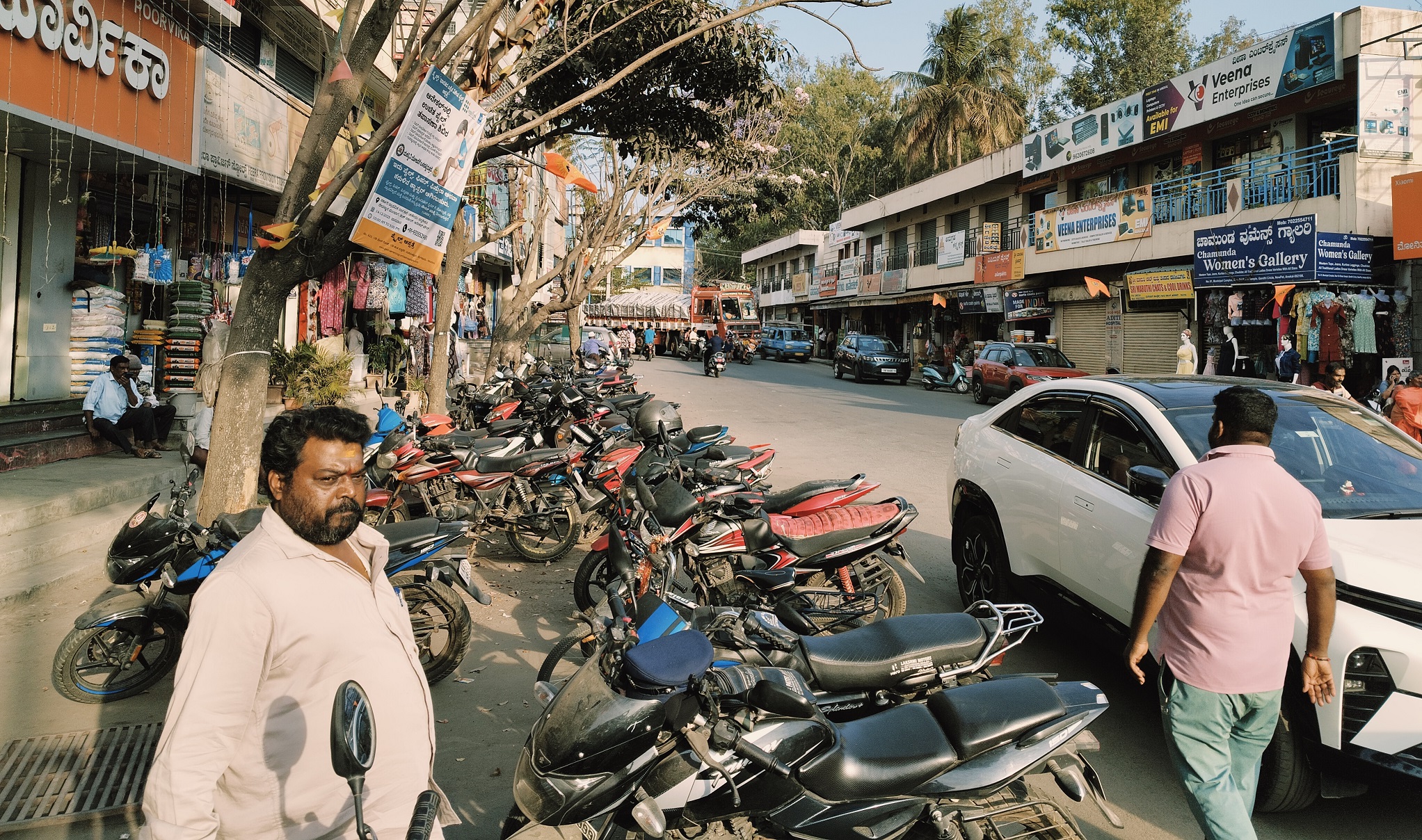 ಆನೇಕಲ್‌ನಲ್ಲಿ ಅಡ್ಡಾದಿಡ್ಡಿ ವಾಹನ ನಿಲುಗಡೆ