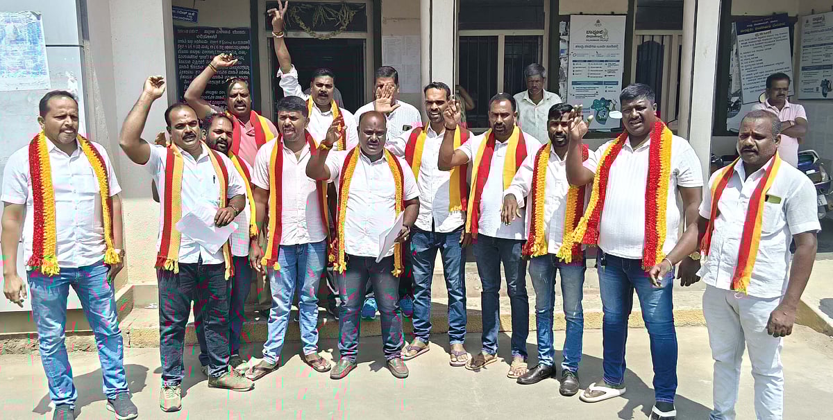 ಬೇಲೂರಿನಲ್ಲಿ ಕರವೇ ಪ್ರತಿಭಟನೆಗೆ ಮಣಿದ ಆಡಳಿತ: ಮಳಿಗೆ ವಶಕ್ಕೆ ಪಡೆದ ಅಧಿಕಾರಿಗಳು