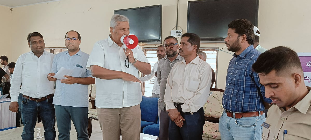 ಪಿರಿಯಾಪಟ್ಟಣ: ತಂಬಾಕು ದರ ಕುಸಿತ; ರೈತರ ಪ್ರತಿಭಟನೆ