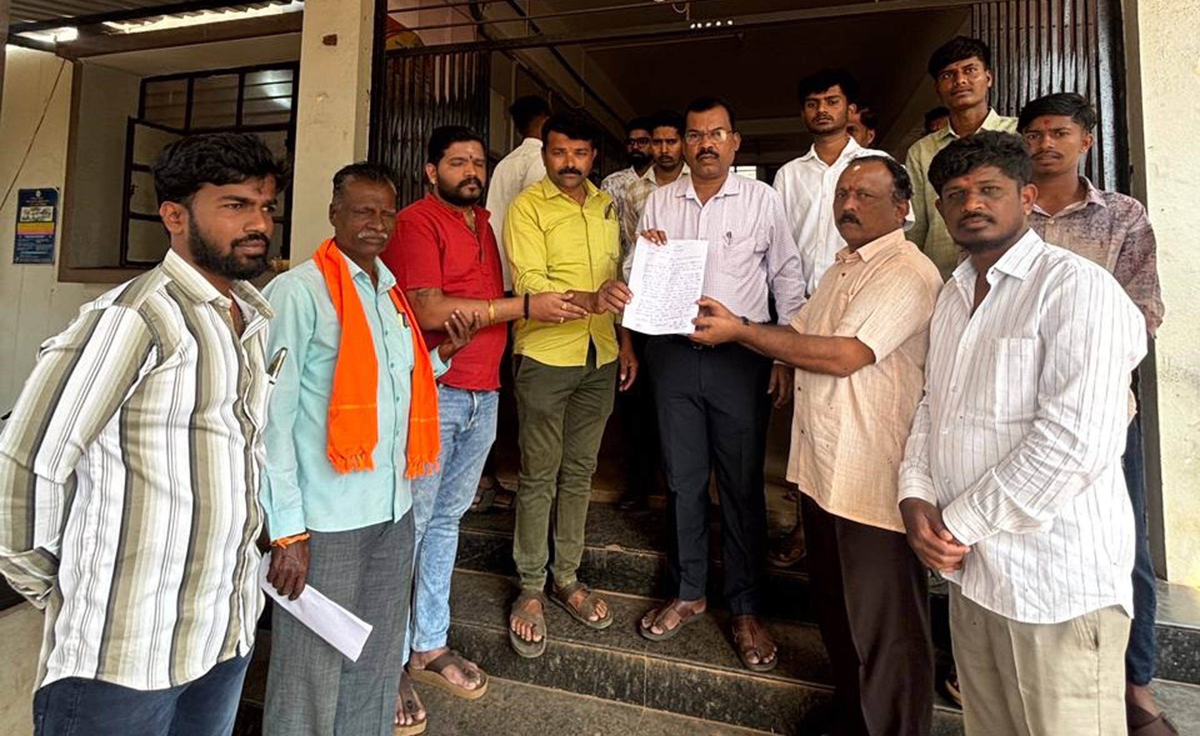 ಹುಕ್ಕೇರಿ ಪಟ್ಟಣದಲ್ಲಿ ಮಾರ್ಚ್ 10 ರಿಂದ 14 ರವರೆಗೆ ಲಕ್ಷ್ಮೀದೇವಿ ಜಾತ್ರೆಜರುಗುವುದರಿಂದ ರಸ್ತೆ ರಿಪೇರಿ ಮಾಡುವಂತೆ ಶ್ರೀರಾಮ ಸೇನೆ ಪದಾಧಿಕಾರಿಗಳು ಗುರುವಾರ ತಹಶೀಲ್ದಾರ್ ಬಲರಾಮ ಕಟ್ಟಿಮನಿ ಅವರಿಗೆ ಮನವಿ ಸಲ್ಲಿಸಿ ಆಗ್ರಹಿಸಿದರು.