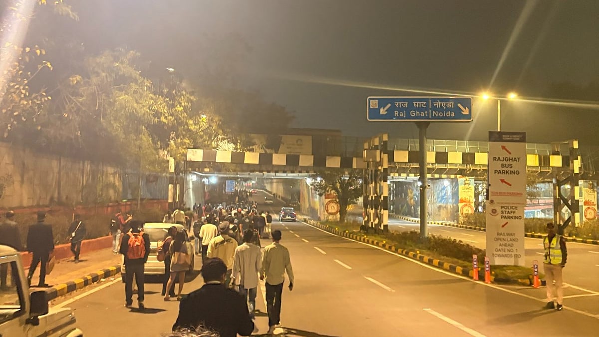 ವಿವಿಐಪಿ ಬಂದಿದ್ದಾರೆಂದು 5 ಕಿ.ಮೀ ನಡಿಗೆ: ಎಐ ಶೃಂಗಕ್ಕೆ ಬಂದವರ ಕಿಡಿ