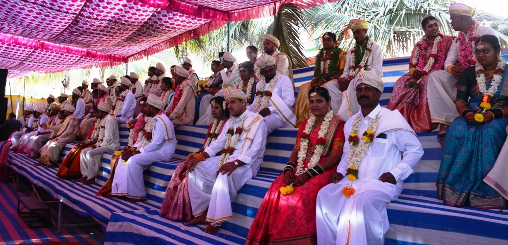 ಪಾಂಡವಪುರ ತಾಲ್ಲೂಕಿನ ಬೇಬಿಬೆಟ್ಟದ ದನಗಳ ಜಾತ್ರಾಮಹೋತ್ಸವದಲ್ಲಿ 29 ಮಂದಿ ವಧು–ವರರು ದಾಂಪತ್ಯಕ್ಕೆ ಕಾಲಿಟ್ಟರು.