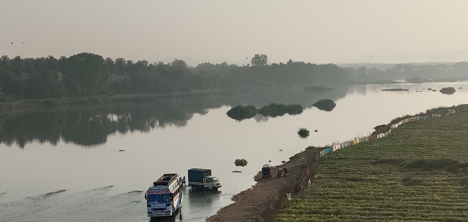 ಹೊನ್ನಾಳಿ ತುಂಗಭದ್ರಾ ನದಿಯ ಮಧ್ಯದಲ್ಲಿ ಮರಳನ್ನು ಚೀಲಗಳಲ್ಲಿ ತುಂಬಿ ಗುಡ್ಡೆ ಹಾಕಿರುವುದು 