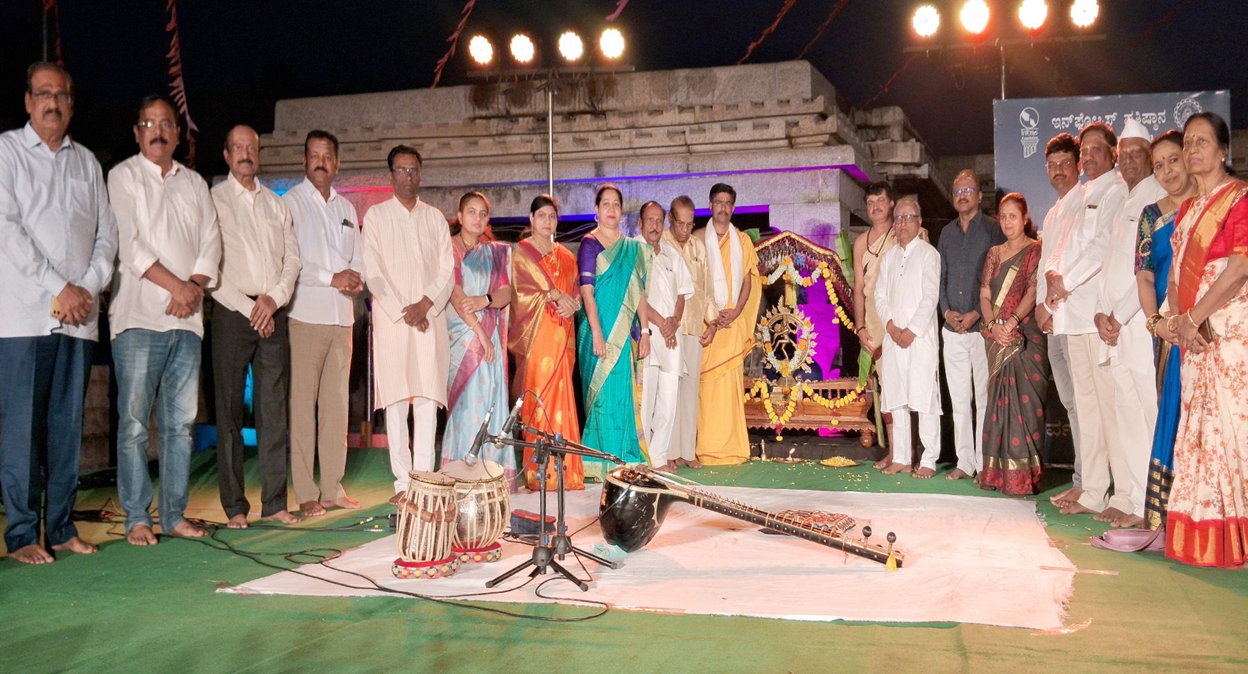 ಲಕ್ಷೇಶ್ವರದ ಸೋಮೇಶ್ವರ ದೇವಸ್ಥಾನದಲ್ಲಿ ಶುಕ್ರವಾರ ನಡೆದ ಪುಲಿಗೆರೆ ಉತ್ಸವ ಕಾರ್ಯಕ್ರಮಕ್ಕೆ ಸೊಮೇಶ್ವರ ದೇವರಿಗೆ ಪುಷ್ಪಗಳನ್ನು ಅರ್ಪಿಸಿ ಗಣ್ಯರು ಚಾಲನೆ ನೀಡಿದರು