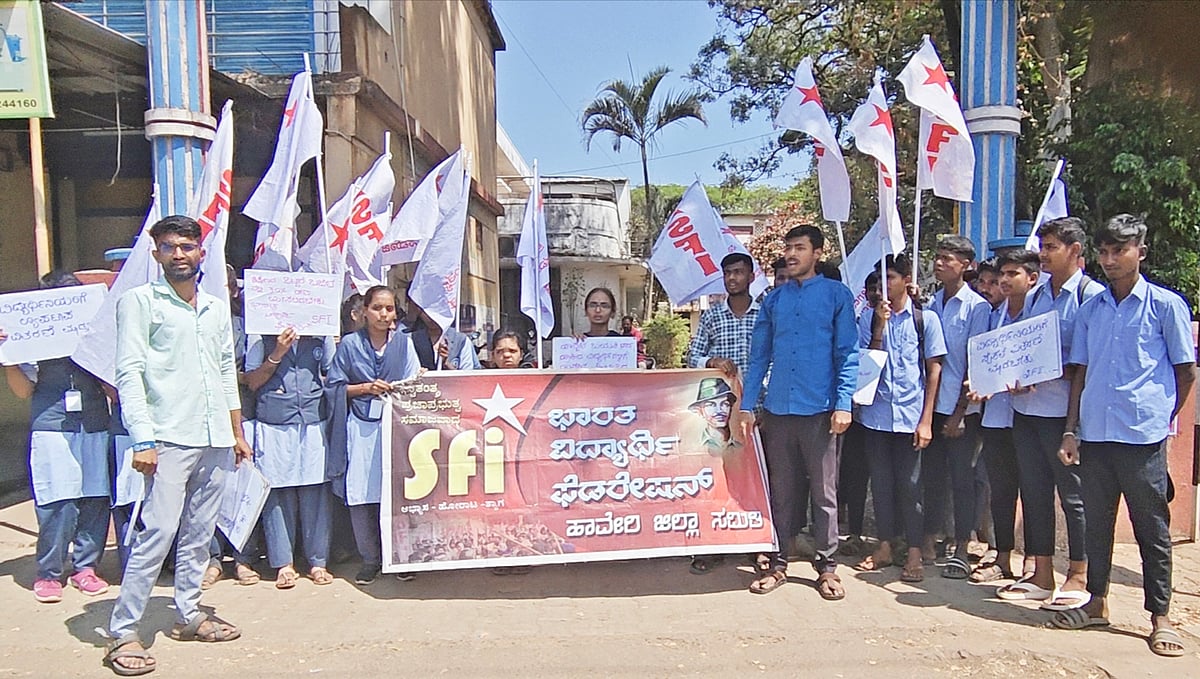 ಶಿಕ್ಷಣ ಅಭಿವೃದ್ಧಿಗೆ ಶೇ 30ರಷ್ಟು ಅನುದಾ: ಶಾಸಕರ ಕಚೇರಿ ಎದುರು ಪ್ರತಿಭಟನೆ