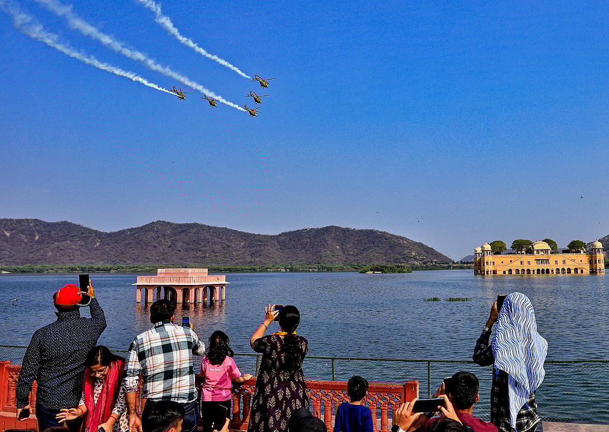 ಜಲ್ ಮಹಲ್‌: ಐಎಎಫ್‌ ತಂಡದ ವೈಮಾನಿಕ ಪ್ರದರ್ಶನ