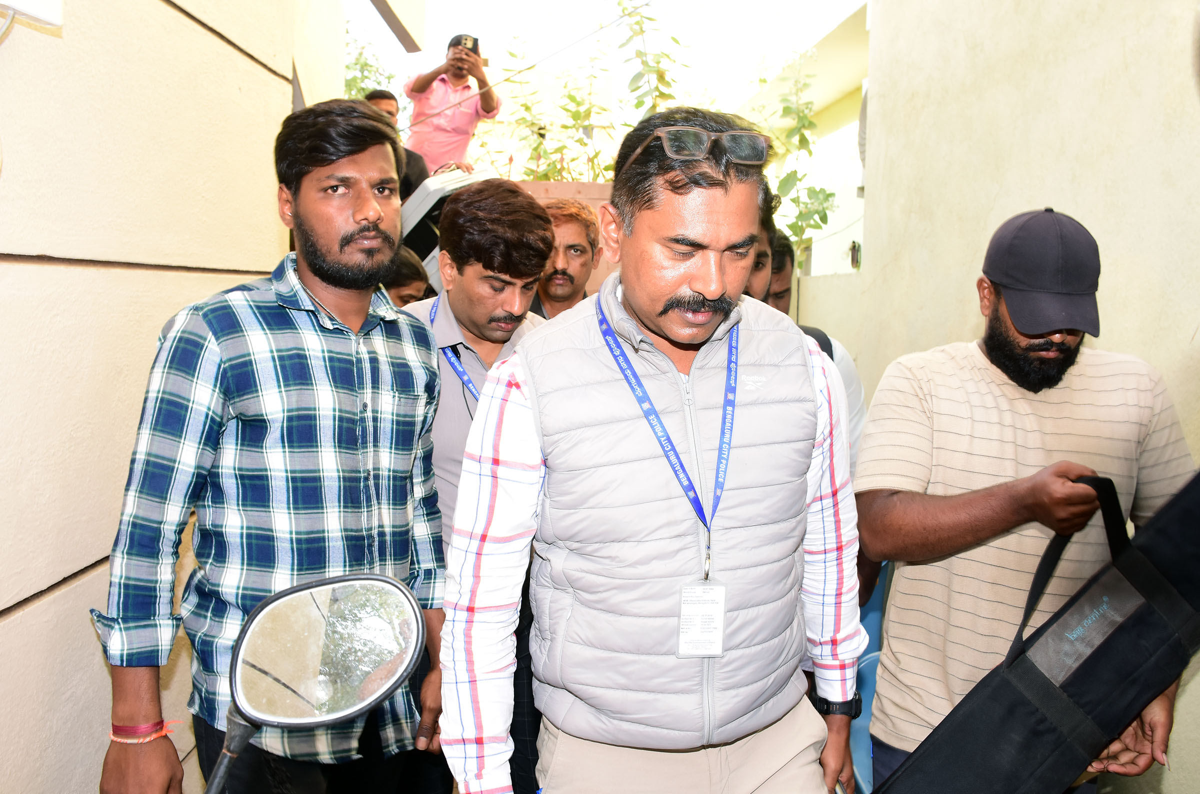 ಮೈಸೂರಿನ ಭೈರವೇಶ್ವರ ನಗರದಲ್ಲಿರುವ ಸ್ನೇಹಮಯಿ ಕೃಷ್ಣ ಅವರ ಮನೆಯಲ್ಲಿ ತಪಾಸಣೆ ನಡೆಸಿ ತೆರಳಿದ ಸಿಸಿಬಿ ತಂಡ