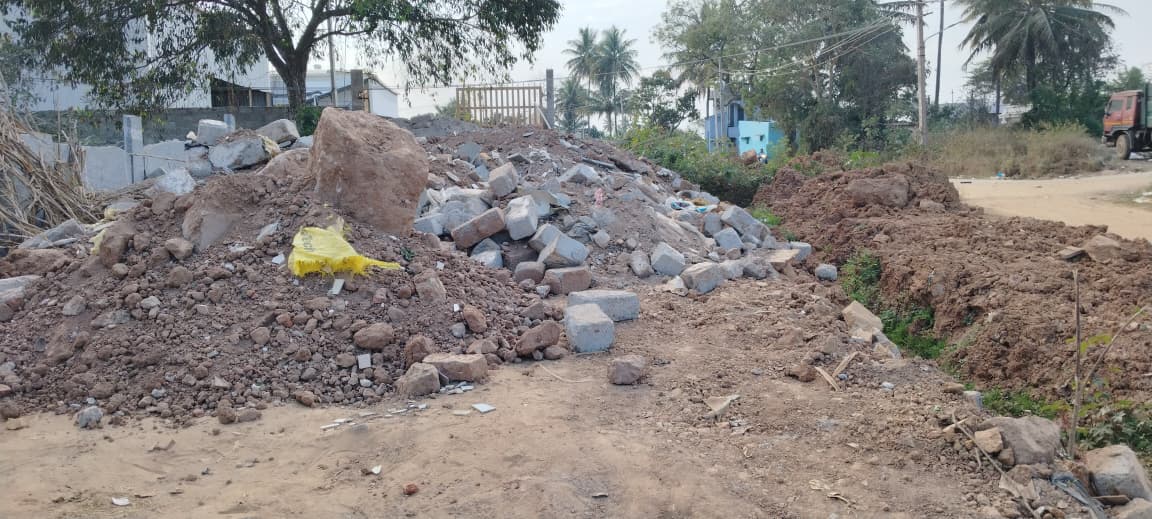 ನಗರಸಭೆ ತ್ಯಾಜ್ಯ ಘಟಕದ ಮುಂಭಾಗ ಕಲ್ಲು ಮಣ್ಣು ಸುರಿದು ರಾಜಕಾಲುವೆ ಒತ್ತುವರಿ ಮಾಡಿಕೊಂಡಿರುವುದು
