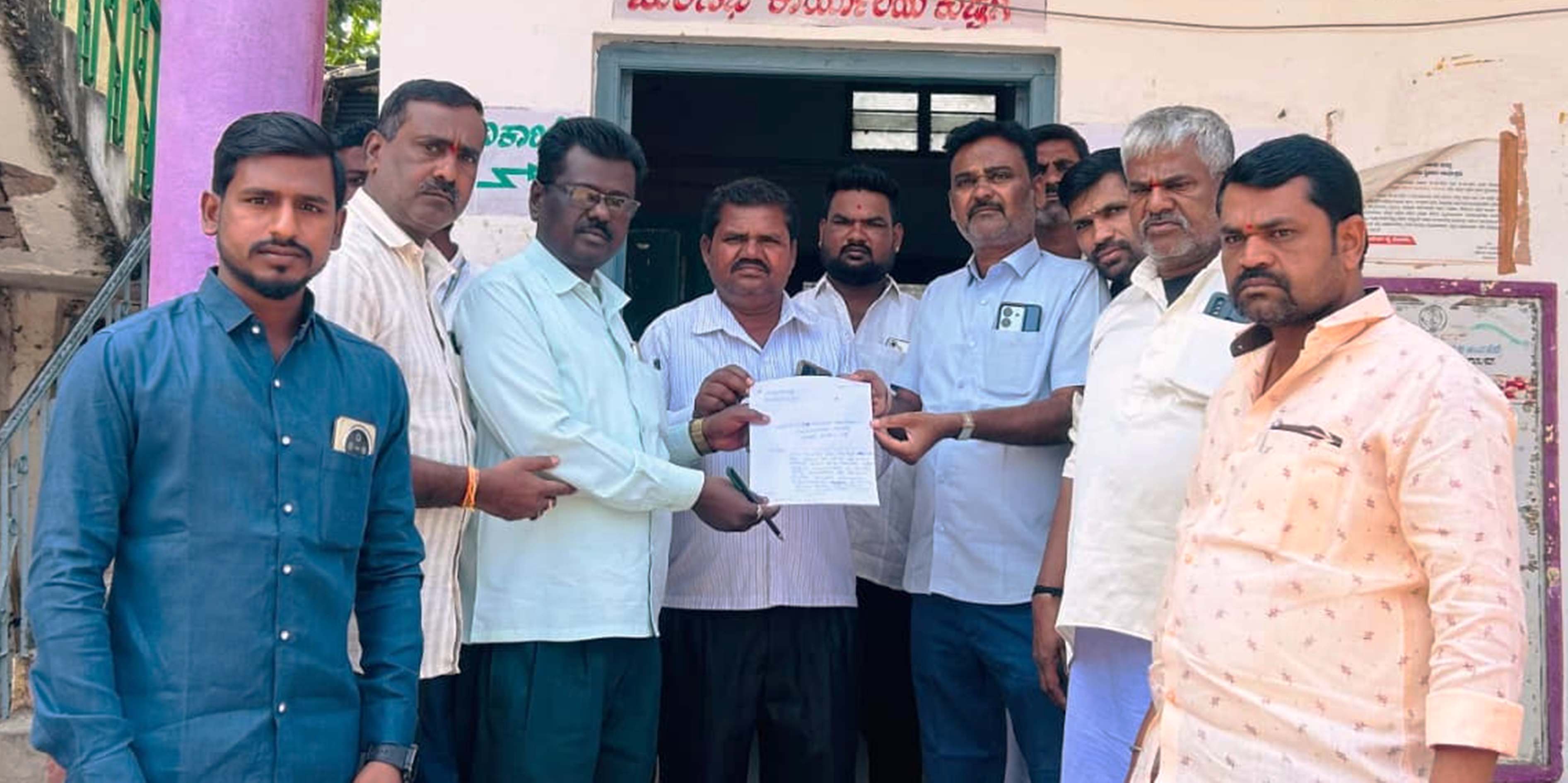 ರಸ್ತೆ ಅತಿಕ್ರಮಣ ತೆರವಿಗೆ ಒತ್ತಾಯಿಸಿ ಸಾರ್ವಜನಿಕರು ಪುರಸಭೆಗೆ ಮನವಿ ಸಲ್ಲಿಸಿದರು