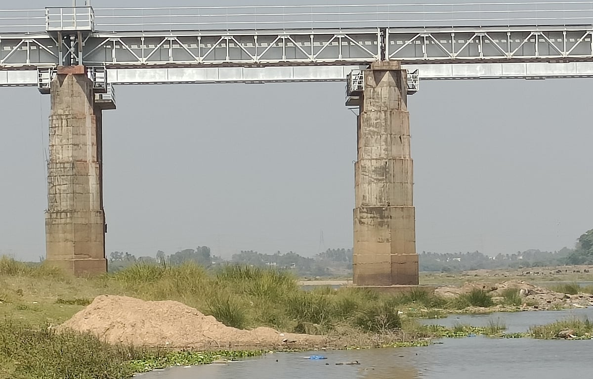 ಮರಳು ಅಕ್ರಮ ಗಣಿಗಾರಿಕೆ: ಎರಡು ರೈಲು ಸೇತುವೆಗಳ ಭದ್ರತೆಗೆ ಅಪಾಯ 