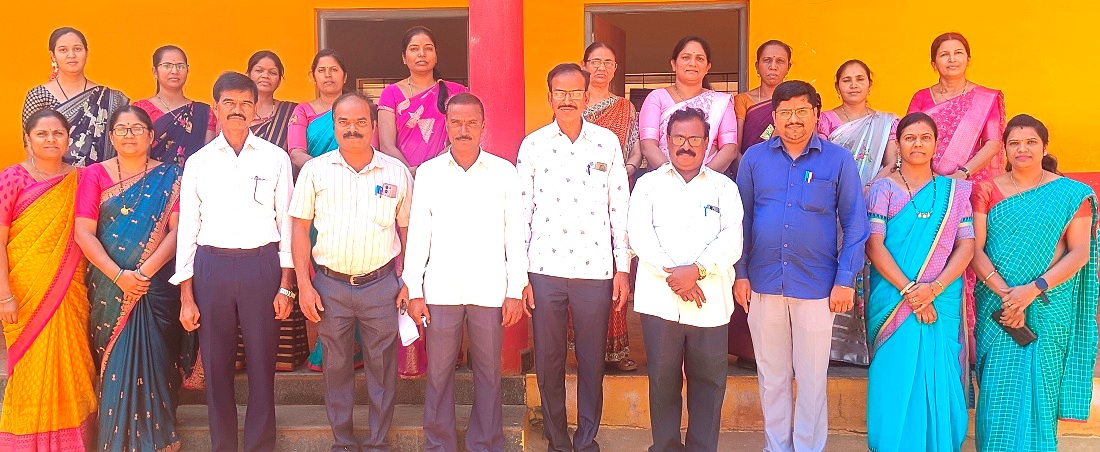ಆನವಟ್ಟಿಯ ಕೆಪಿಎಸ್‌ ಶಾಲೆಯ ಶಿಕ್ಷಕರ ತಂಡದೊಂದಿಗೆ ಸಿಆರ್‌ಪಿ ರುದ್ರೇಶ್‌ ಸಿಡಿಸಿ ಉಪಾಧ್ಯಕ್ಷ ನಾಗರಾಜ ಶುಂಠಿ ಇದ್ದಾರೆ