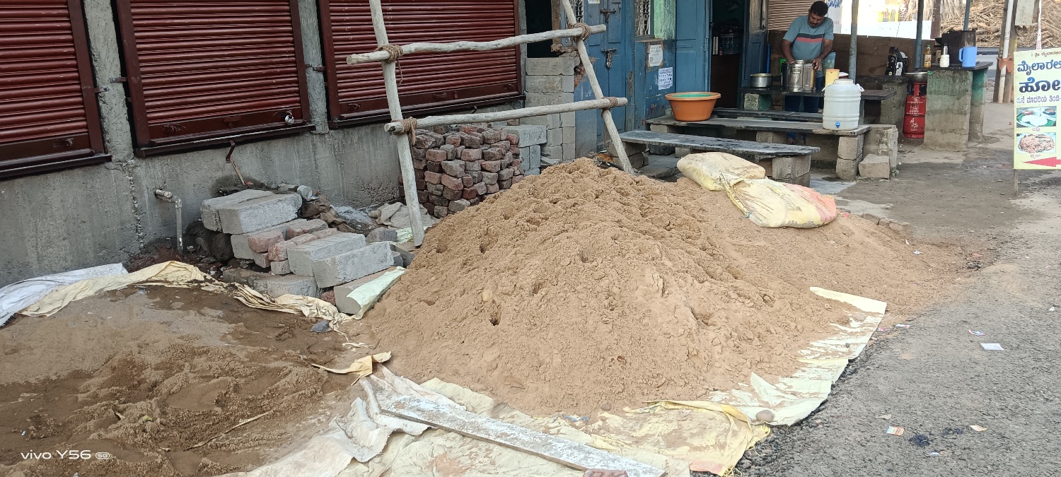 ಹೊನ್ನಾಳಿ ಪಟ್ಟಣದಲ್ಲಿ ನಿರ್ಮಾಣ ಹಂತದ ಕಟ್ಟಡದ ಮುಂದೆ ಮರಳು ಸಂಗ್ರಹಿಸಿರುವುದು
