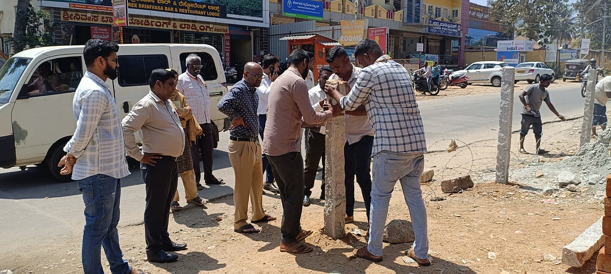 ನಂಜನಗೂಡು: ರಸ್ತೆ ಒತ್ತುವರಿ ತೆರವು