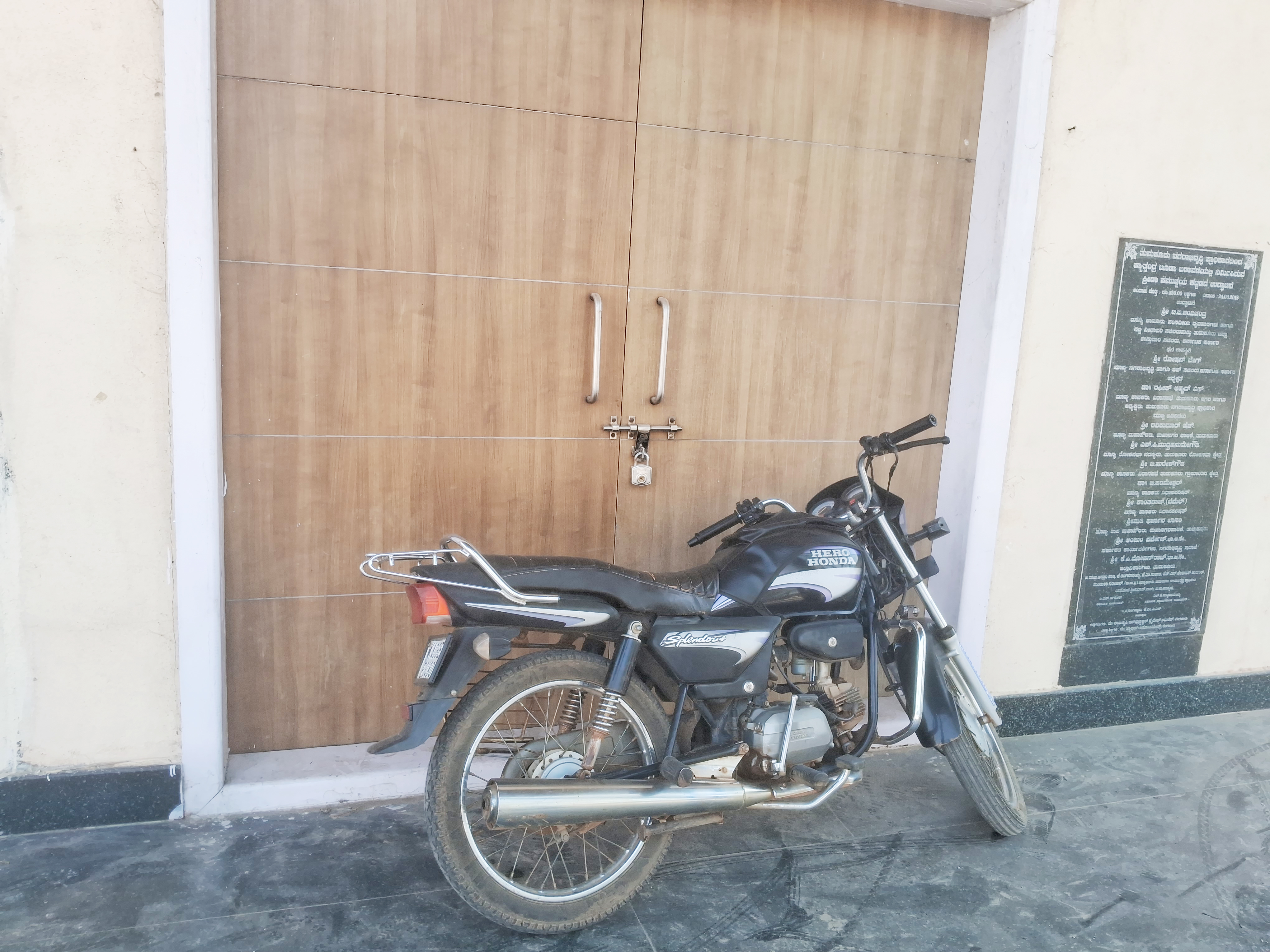 ಕ್ರೀಡಾ ಸಮುಚ್ಚಯಕ್ಕೆ ಬೀಗ ಹಾಕಿರುವುದು