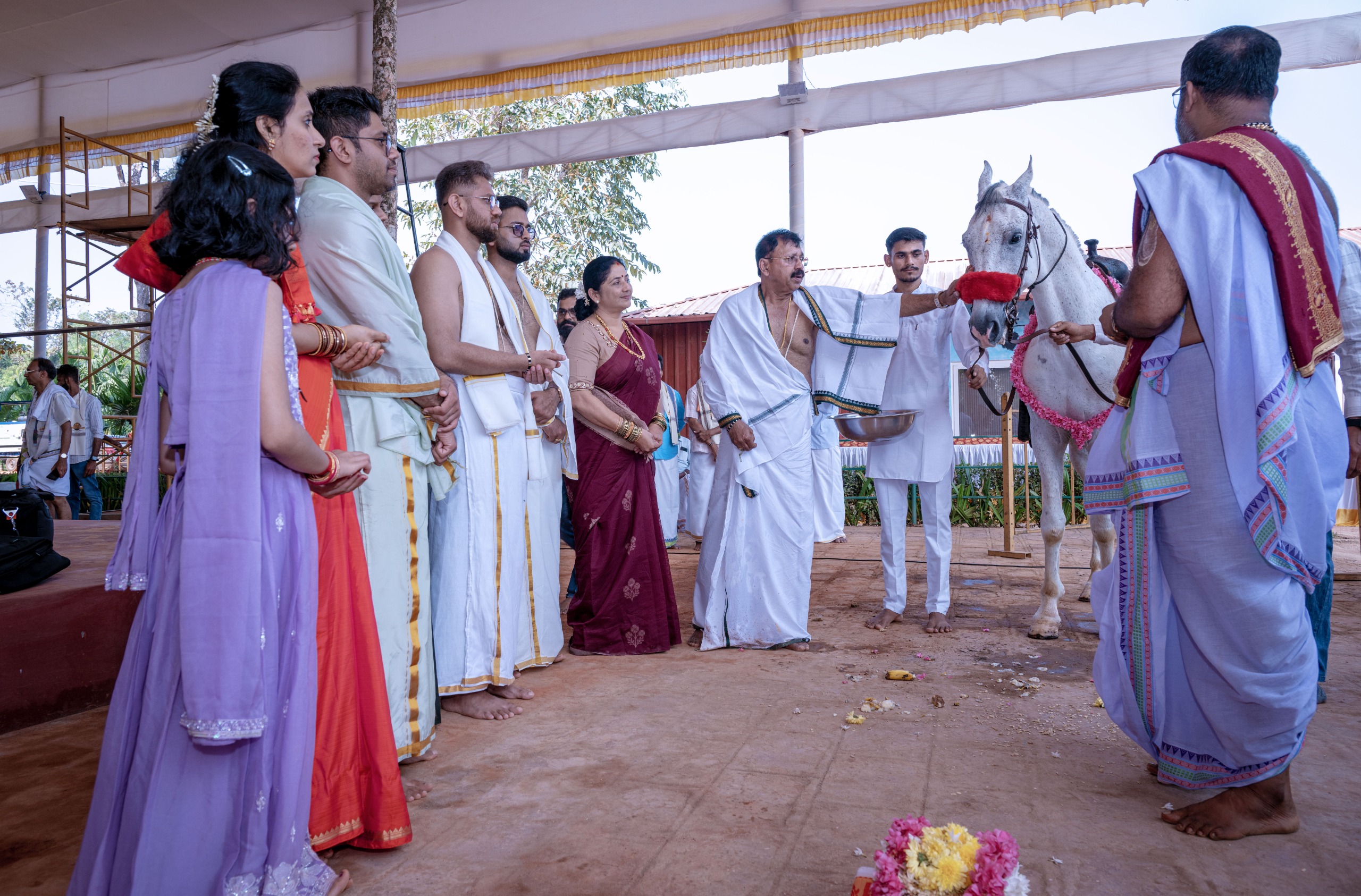 ಮುನಿಯಾಲು ಸಂಜೀವಿನಿ ಗೋಧಾಮದಲ್ಲಿ ಫೆಬ್ರವರಿ ೨೧ ರ ತನಕ ನಡೆಯುವ ಪಾರಂಪರಿಕ ಸಂಪ್ರದಾಯದಂತೆ ದೊಂದಿ ಬೆಳಕಿನಲ್ಲಿ ನಡೆಯುವ ಭಕ್ತಿಭಾವಪೂರ್ಣ ಏಕಪವಿತ್ರ ಶ್ರೀಮನ್ನಾಗಮಂಡಲದ ೨ನೇ ದಿನ ಶುಕ್ರವಾರ ಭೂತನಾಥ ಪ್ರೀತಿಕರ ಪ್ರತ್ಯಕ್ಷ ಅಶ್ವಪೂಜಾ ನಡೆಯಿತು. 