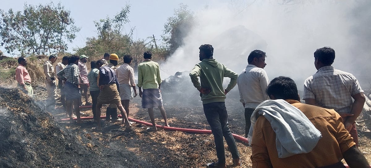 ತೆಕ್ಕಲಕೋಟೆ | ಬೆಂಕಿ: ಕರುಗಳ ದಹನ, ಬಣವೆ ಭಸ್ಮ