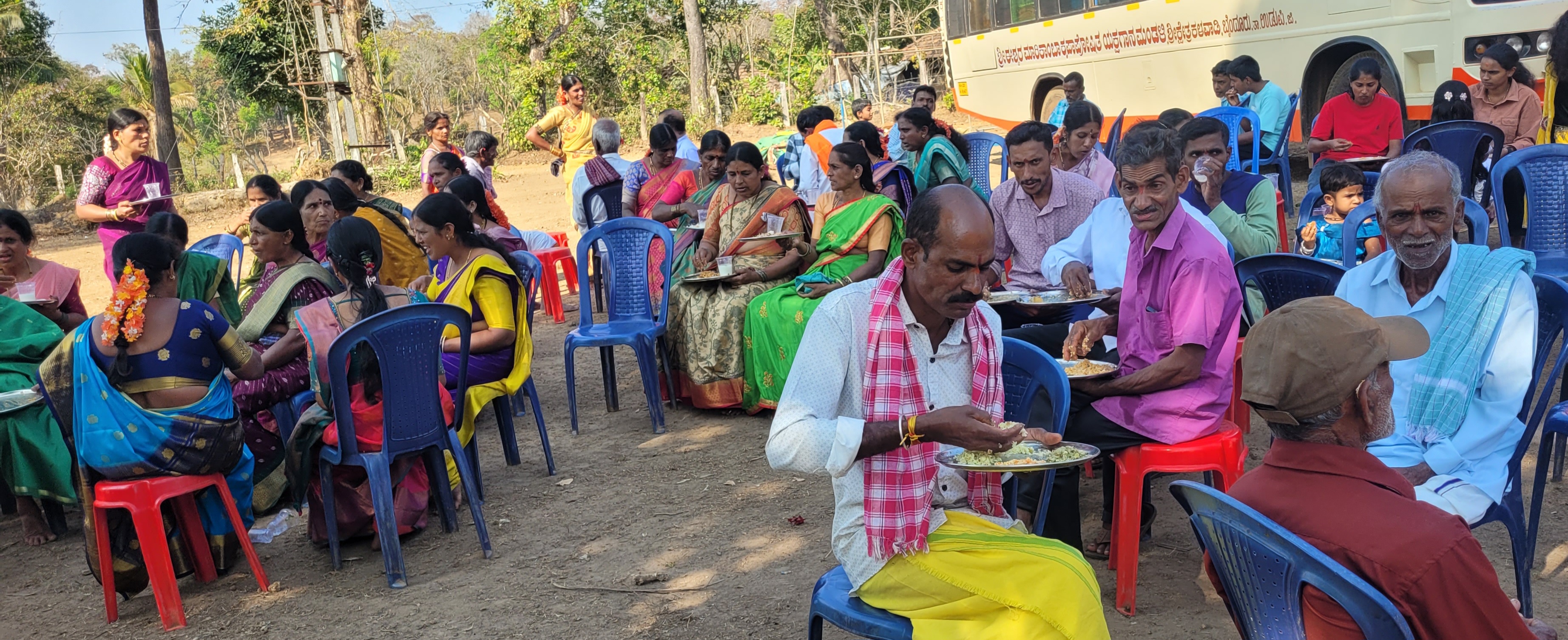 ಭಕ್ತರಿಗೆ ಅನ್ನ ಸಂತರ್ಪಣೆ ನಡೆಯಿತು