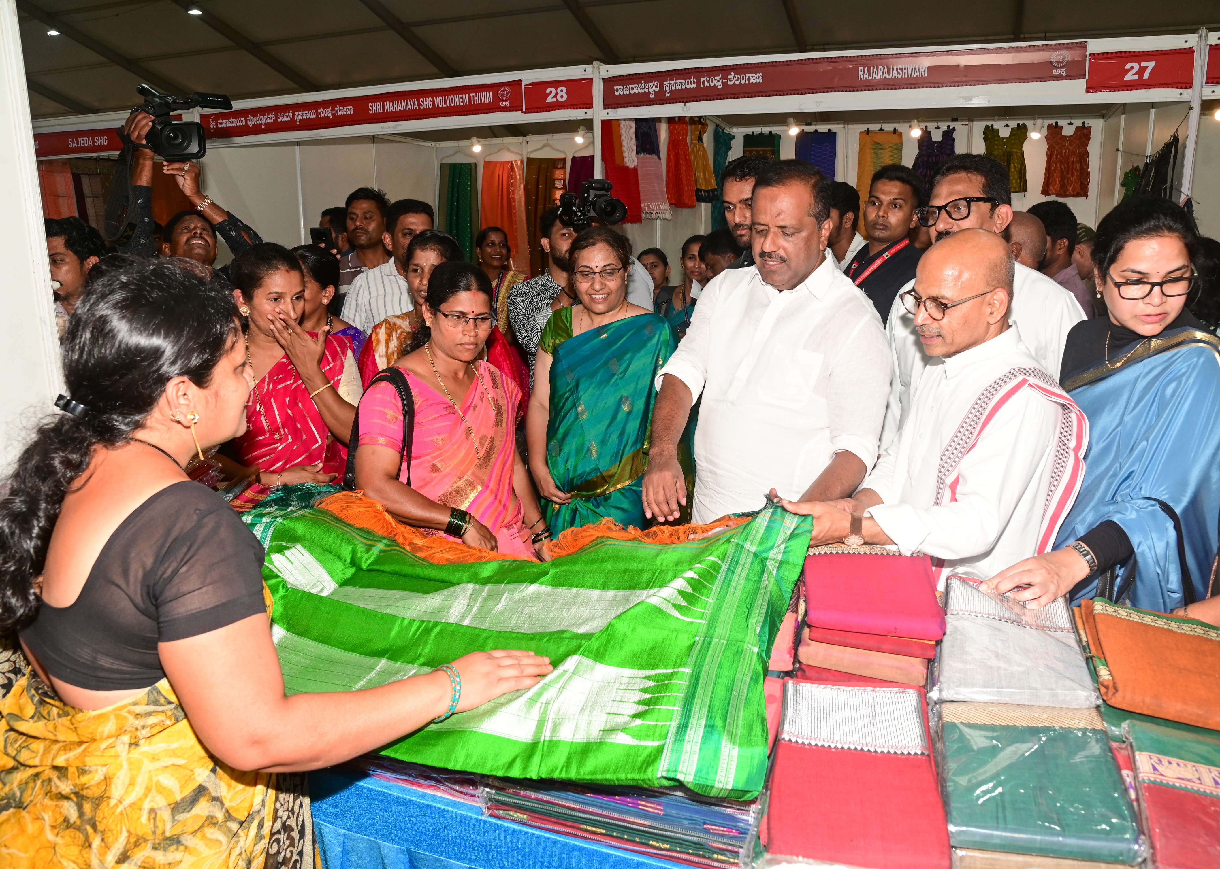 ಮಂಗಳೂರಿನ ಕರಾವಳಿ ಉತ್ಸವ ಮೈದಾನದಲ್ಲಿ ನಡೆಯುತ್ತಿರುವ ಸರಸ್ ಮೇಳದಲ್ಲಿ ಸ್ಪೀಕರ್ ಯು.ಟಿ. ಖಾದರ್ ಸಚಿವ ಡಾ. ಶರಣಪ್ರಕಾಶ ಪಾಟೀಲ ಕೈಮಗ್ಗ ಸೀರೆ ವೀಕ್ಷಿಸಿದರು : ಪ್ರಜಾವಾಣಿ ಚಿತ್ರ