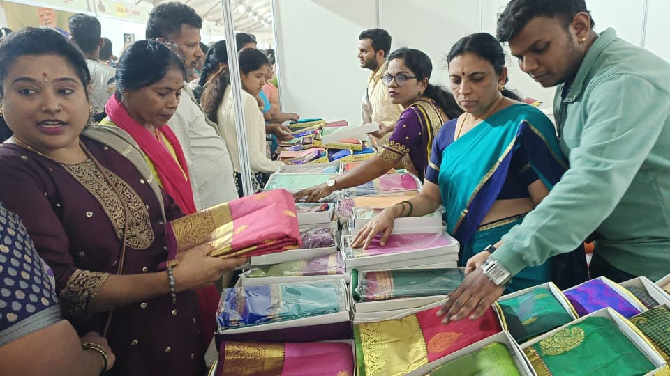 ಸ್ಥಳೀಯ ನೇಕಾರರು ನೇಯ್ದಿರುವ ಸೀರೆಗಳ ಖರೀದಿಯಲ್ಲಿ ನಿರತರಾಗಿರುವ ಮಹಿಳೆಯರು