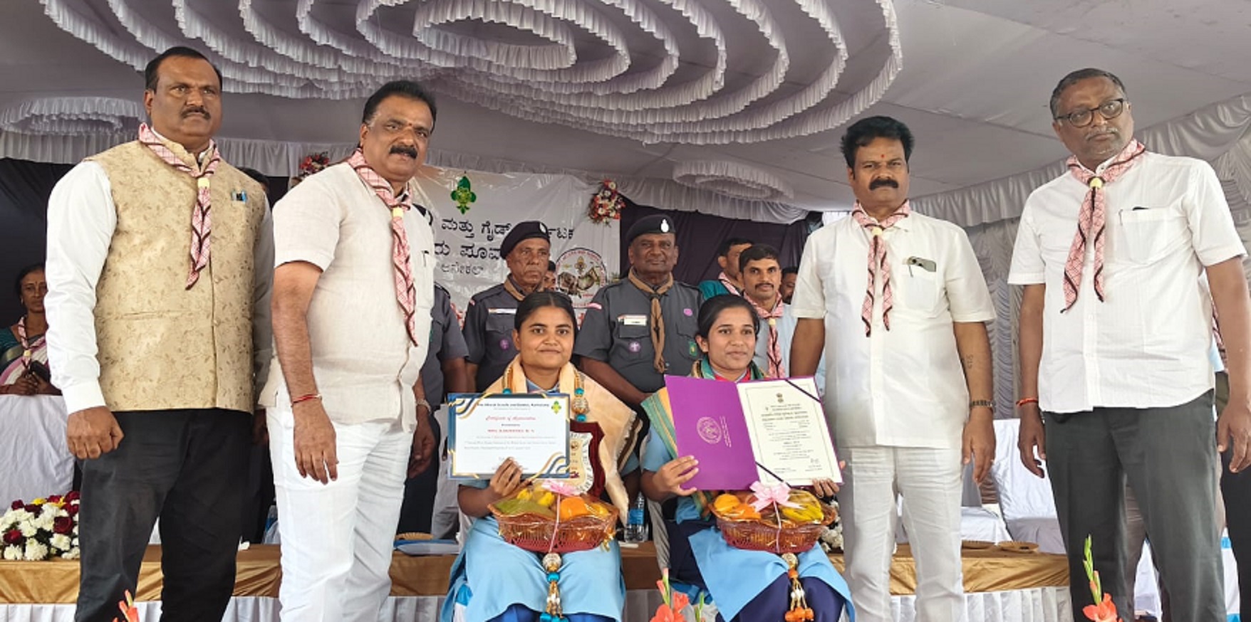 ಭಾರತ್ ಸ್ಕೌಟ್ಸ್ ಮತ್ತ ಗೈಡ್ಸ್‌ನ ಜಿಲ್ಲಾ ಮಟ್ಟದ ಮೇಳದಲ್ಲಿ ಉನ್ನತ ಸಾಧನೆ ಮಾಡಿದ ವಿದ್ಯಾರ್ಥಿಗಳನ್ನು ಶಾಸಕ ಬಿ.ಶಿವಣ್ಣ ಸನ್ಮಾನಿಸಿದರು