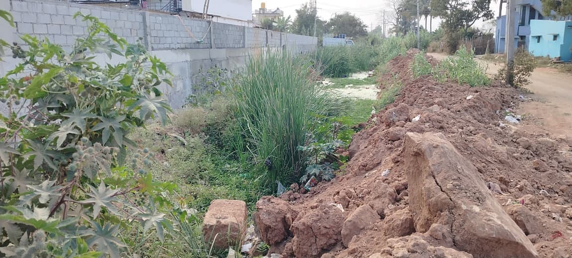 ಖಾಸಗಿ ವ್ಯಕ್ತಿಯಿಂದ ರಾಜಕಾಲುವೆ ಒತ್ತುವರಿ: ಕಲುಷಿತ ನೀರು ಹರಿಯದೆ ದುರ್ನಾತ