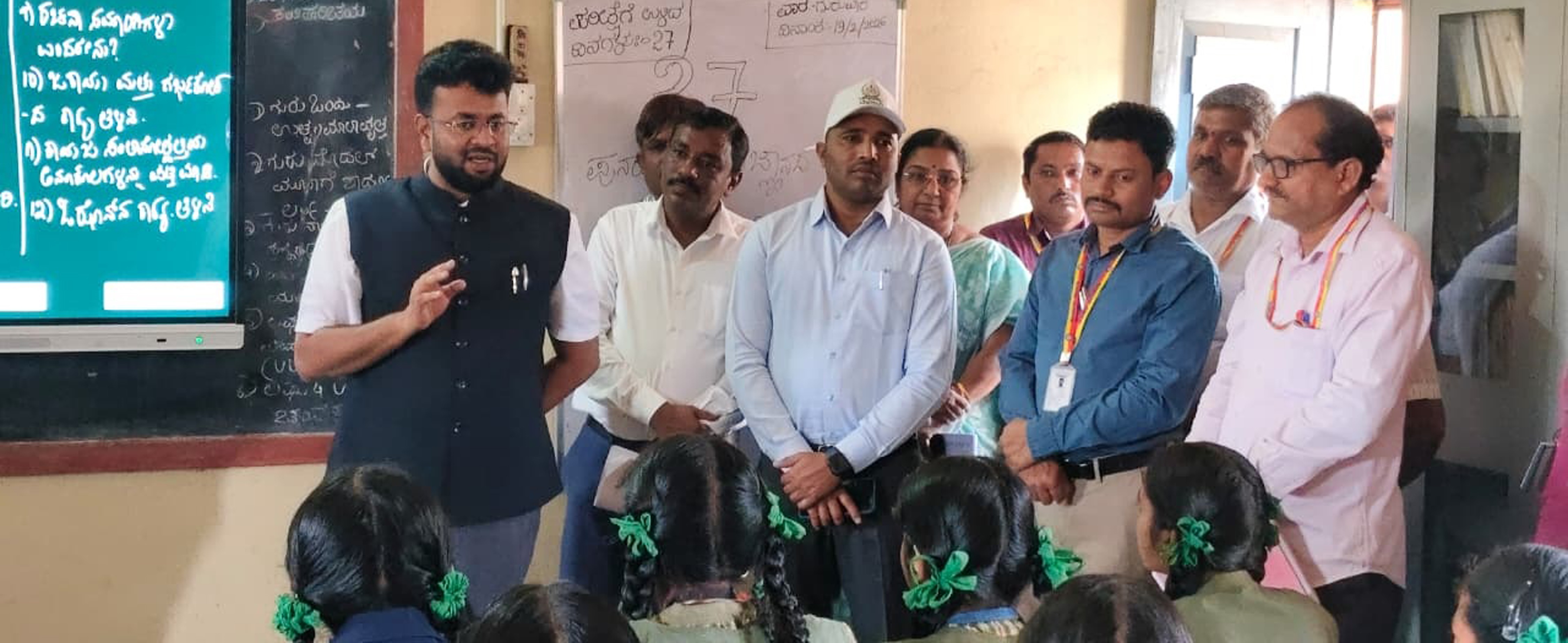 ಹುಕ್ಕೇರಿ ತಾಲ್ಲೂಕಿನ ನಾಗನೂರ ಕೆ.ಡಿ. ಗ್ರಾಮ ಪಂಚಾಯ್ತಿ ವ್ಯಾಪ್ತಿಯ ಸರ್ಕಾರಿ ಪ್ರೌಢಶಾಲೆಗೆ ಭೇಟಿ ನೀಡಿ ಎಸ್.ಎಸ್.ಎಲ್.ಸಿ. ವಿದ್ಯಾರ್ಥಿಗಳೊಂದಿಗೆ ಸಂವಾದ ನಡೆಸಿ ಜಿ.ಪಂ.ಸಿಇಒ ರಾಹುಲ್ ಶಿಂಧೆ ಮಾತನಾಡಿದರು.