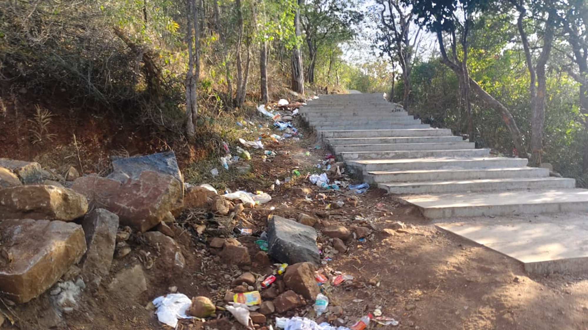 ಮಲೆ ಮಹದೇಶ್ವರ ವನ್ಯಜೀವಿ ಧಾಮದೊಳಗೆ ಬಿದ್ದಿರುವ ಪ್ಲಾಸ್ಟಿಕ್ ಕವರ್‌ಗಳು