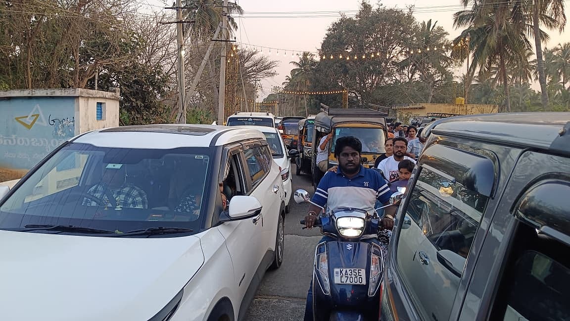 ಸಂಚಾರ ದಟ್ಟಣೆ ನಿಭಾಯಿಸಲು ಸಾಧ್ಯವಾಗದ ಸ್ಥಿತಿ: ಹಂಪಿ ಉತ್ಸವ ಜಾಗ ಬದಲಾವಣೆ?