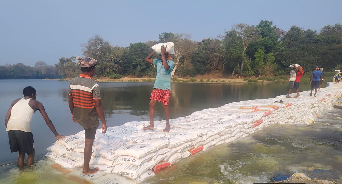 ಗಂಗಾವಳಿ ನದಿಗೆ ತಾತ್ಕಾಲಿಕ ಮರಳಿನ ಒಡ್ಡು: ನಿಧಾನವಾಗುತ್ತಿರುವ ನೀರಿನ ಹರಿವು 