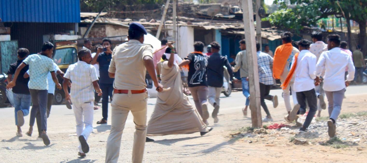 ಶುಕ್ರವಾರ ಕಲ್ಲು ತೂರಾಟದಲ್ಲಿ ತೊಡಗಿದ್ದ ಯುವಕರನ್ನು ಪೋಲಿಸರು ಲಾಠಿ ಬೀಸಿ ಚದುರಿಸಿದರು