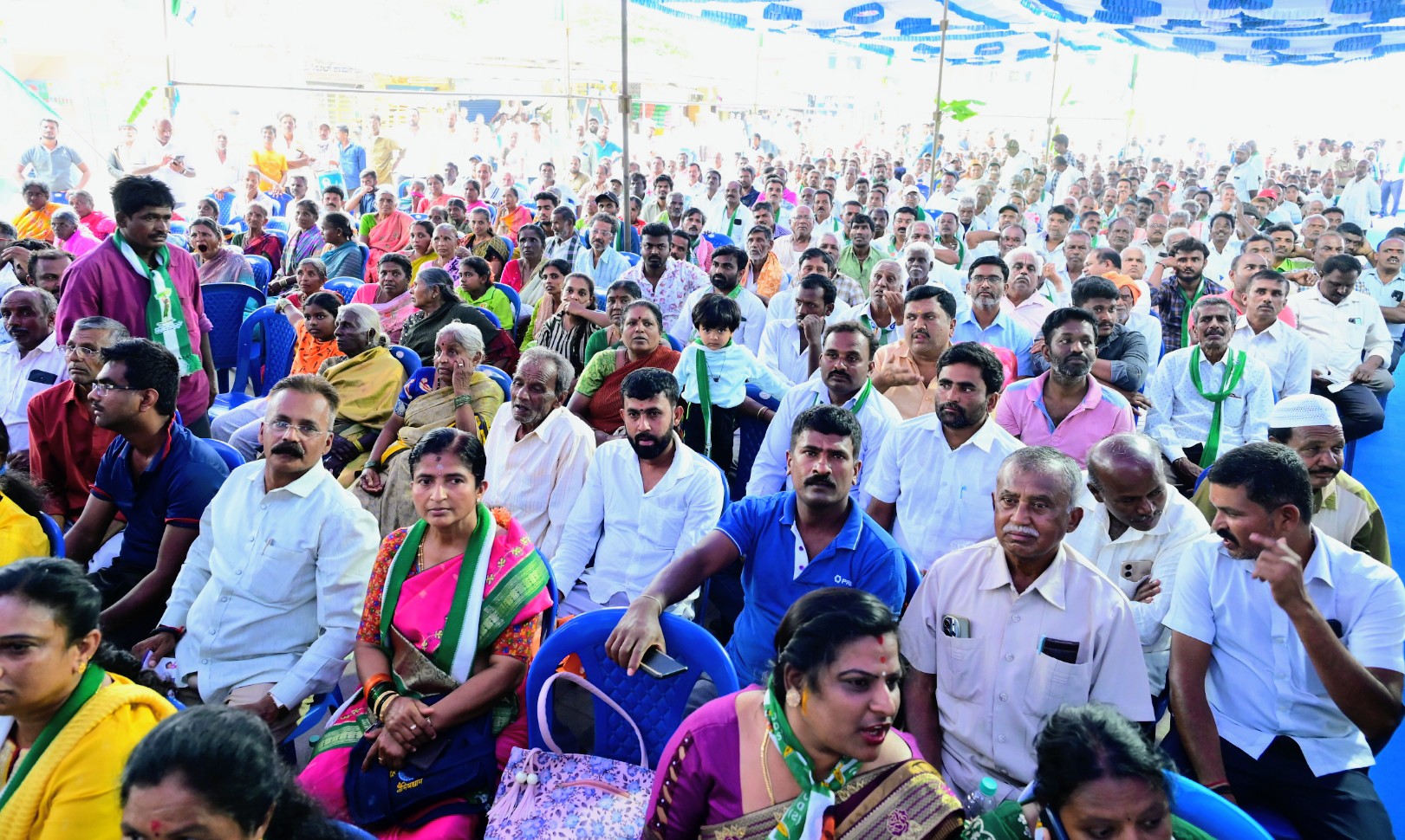 ತುಮಕೂರು ತಾಲ್ಲೂಕಿನ ನಾಗವಲ್ಲಿಯಲ್ಲಿ ಶನಿವಾರ ನಡೆದ ‘ಜನರೊಂದಿಗೆ ಜನತಾ ದಳ’ ಕಾರ್ಯಕ್ರಮದಲ್ಲಿ ಭಾಗವಹಿಸಿದ್ದ ಜನರು