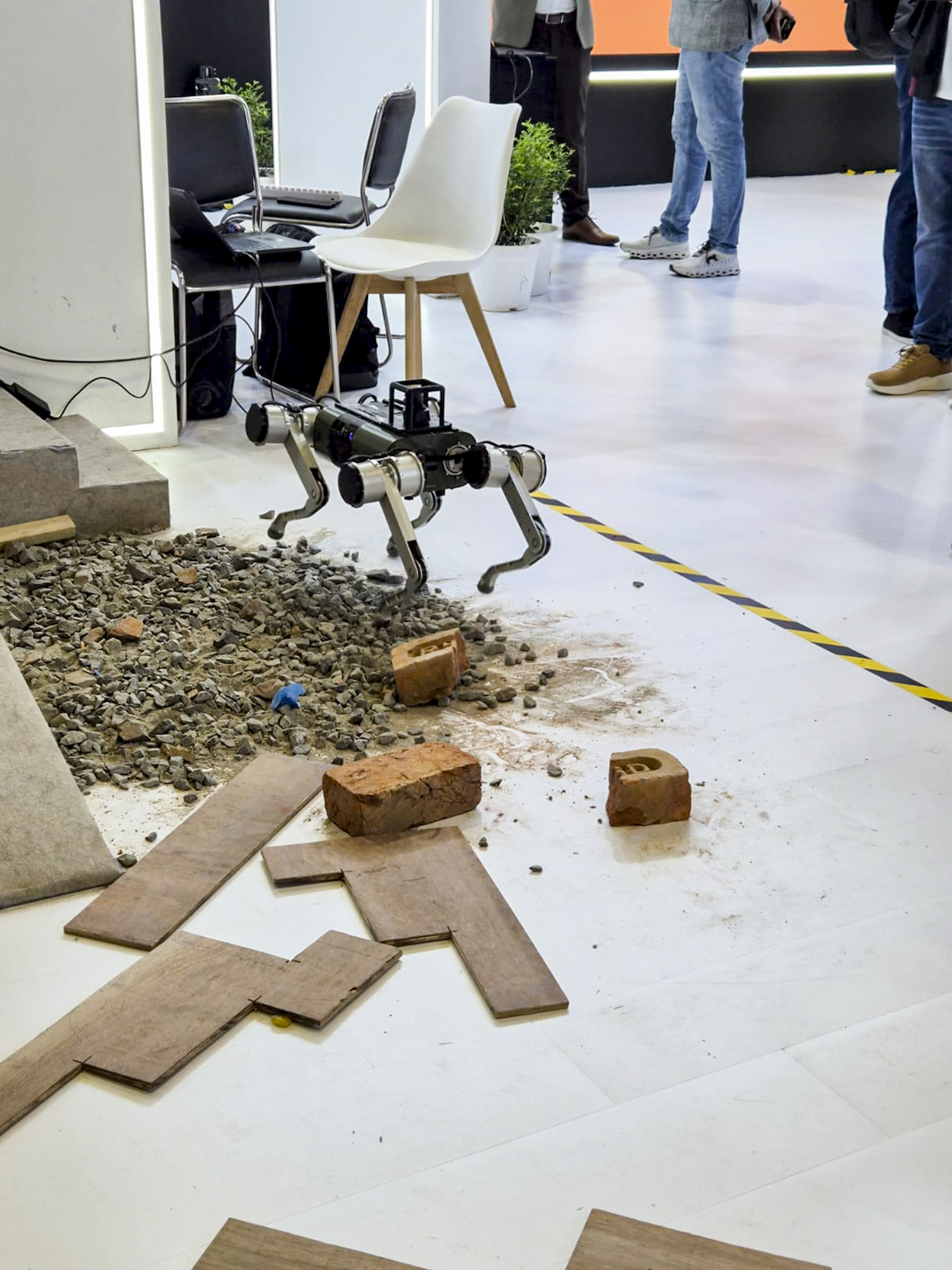 ಐಐಟಿ ಕಾನ್ಪುರ ಮತ್ತು ಇತರರ ಸಹಭಾಗಿತ್ವದಲ್ಲಿ ನಿರ್ಮಾಣವಾಗಿದ್ದ ರೋಬೊಟ್‌ ಶ್ವಾನವೊಂದು ಗಮನ ಸೆಳೆಯಿತು 