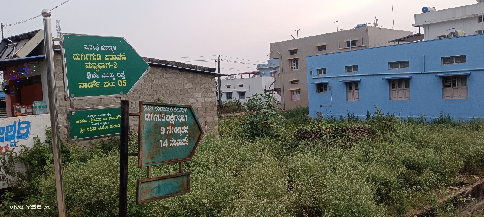 ಒಂದೇ ಜಾಗದಲ್ಲಿ ಎರಡು ರೀತಿಯ ವಿಳಾಸ ತೋರಿಸುತ್ತಿರುವ ನಾಮಫಲಕಗಳು