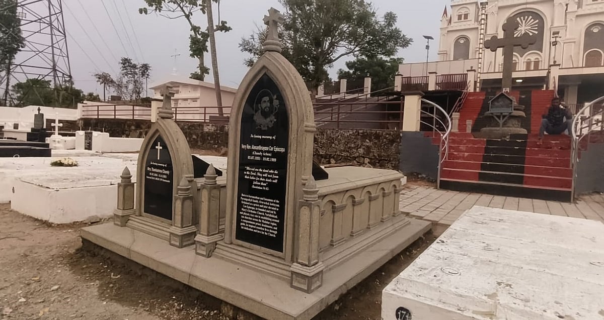 ಸಮಾಧಿಗಳಲ್ಲಿ ಮತ್ತೆ ‘ಒಂದಾದ’ ಅಪ್ಪ–ಅಮ್ಮ