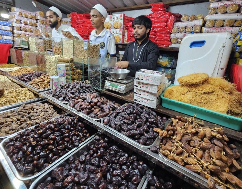 ವಿಜಯಪುರ ಮಾರುಕಟ್ಟೆಗೆ ಬಂದಿರುವ ವಿವಿಧ ಬಗೆಯ ಖರ್ಜೂರ ಮತ್ತು ಒಣಹಣ್ಣುಗಳು 