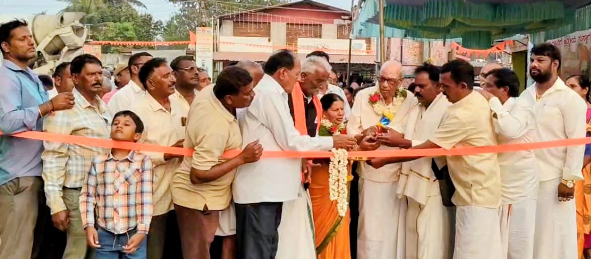 ಕುಶಾಲನಗರ ಸಮೀಪದ ಮುಳ್ಳುಸೋಗೆ ಗ್ರಾಮದ ಶ್ರೀ ಕನ್ನಂಬಾಡಿ ಅಮ್ಮನವರ ನೂತನ ಗೋಪುರವನ್ನು ಗ್ರಾಮದ ಹಿರಿಯರಾದ ವಿಮಲ ವೀರಪ್ಪ ಅವರು‌ ನೂತನ ದ್ವಾರ ಉದ್ಘಾಟಿಸಿದರು.