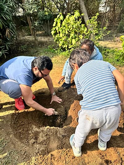 ನಟ ಸೈಫ್ ಅಲಿ ಖಾನ್, ಕರೀನಾ ಕಪೂರ್ ದಂಪತಿ  ಗಿಡ ನೆಡುವ ಮೂಲಕ ಕಿರಿಯ ಪುತ್ರ ಜೆಹ್ ಖಾನ್ ಹುಟ್ಟು ಹಬ್ಬ ಆಚರಿಸಿದ್ದಾರೆ.