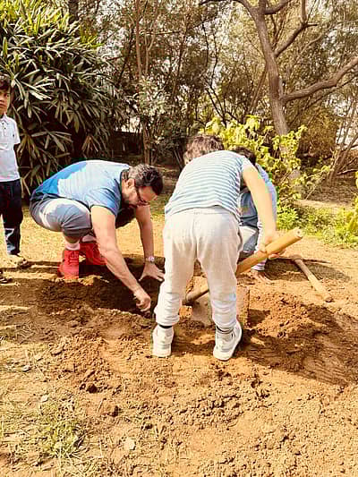 ಗಿಡ ನೆಡುವ ಪೋಸ್ಟ್ ಹಂಚಿಕೊಂಡ ಈ ಜೋಡಿ,  ‘ಹುಟ್ಟುಹಬ್ಬ ಎಂದರೆ ಕೇವಲ ಸಂಭ್ರಮವಲ್ಲ. ಅದು ಪ್ರಕೃತಿಯ ಮೇಲಿನ ಪ್ರೀತಿಯನ್ನು ತೋರಿಸುತ್ತದೆ’ ಎಂಬ ಅಡಿಬರಹವನ್ನು ನೀಡಿದ್ದಾರೆ. 