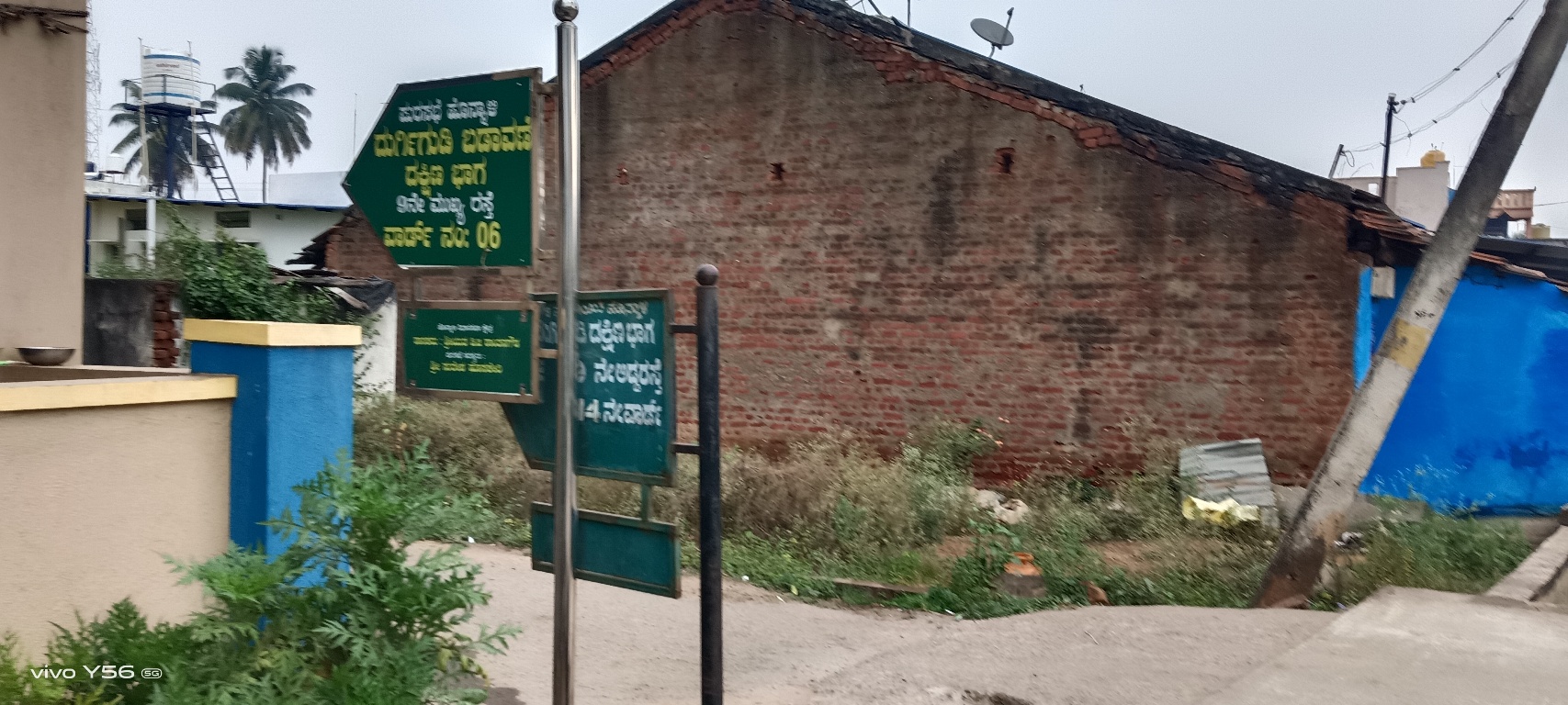 ಒಂದೇ ಜಾಗದಲ್ಲಿ ಎರಡು ರೀತಿಯ ವಿಳಾಸ ತೋರಿಸುತ್ತಿರುವ ನಾಮಫಲಕಗಳು