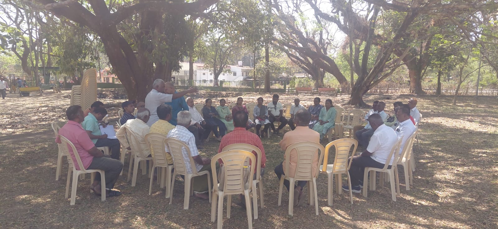 ರಂಗ ಕಲಾವಿದರು ಭದ್ರಾವತಿ ವತಿಯಿಂದ ಶನಿವಾರ ನಗರದ ಮಹಾತ್ಮ ಗಾಂಧೀ ಪಾರ್ಕಿನಲ್ಲಿ ಸುಸಜ್ಜಿತ ರಂಗಮಂದಿರ ನಿರ್ಮಿಸಲು ಸರ್ಕಾರವನ್ನು ಒತ್ತಾಯಿಸಲು ಸಭೆ ನಡೆಯಿತು.