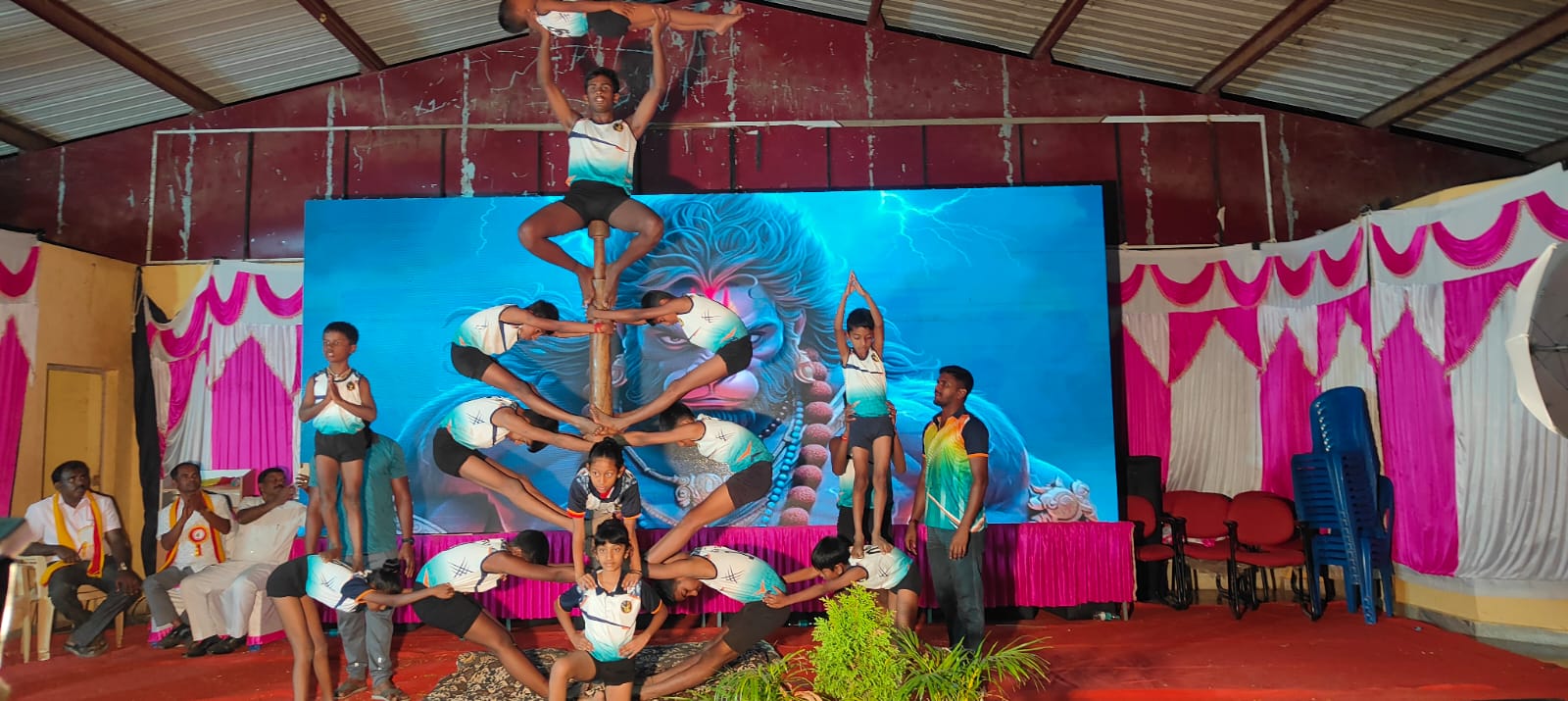 ಮಕ್ಕಳ ಸಾಹಿತ್ಯ ಸಮ್ಮೇಳನದಲ್ಲಿ ವಿದ್ಯಾರ್ಥಿಗಳು ಮಲ್ಲಗಂಬ ಸಾಹಸ