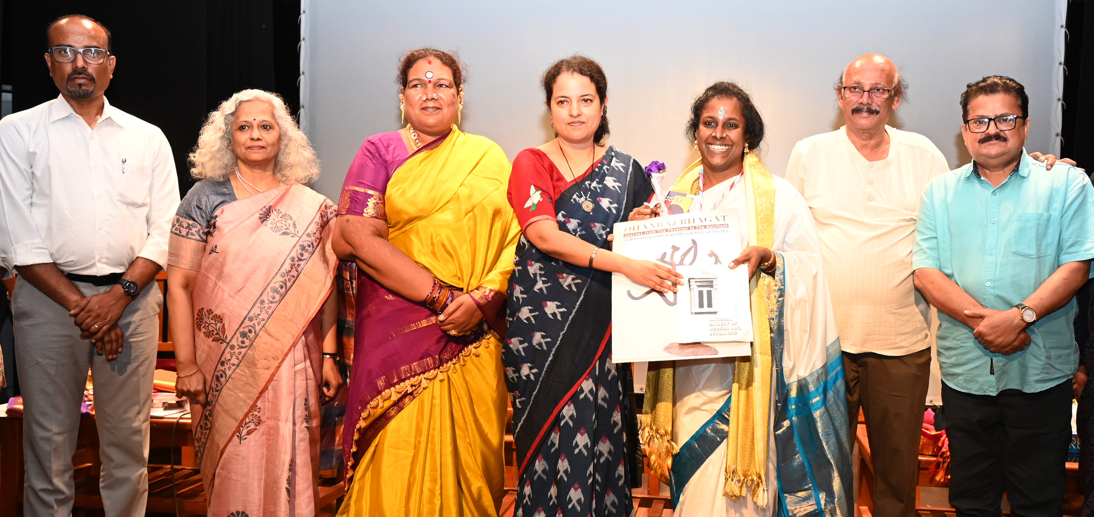 ‘ಒಂದೆಡೆ ರಂಗೋತ್ಸವ’ದಲ್ಲಿ ಅಕ್ಕೈ ಪದ್ಮಶಾಲಿ ಅವರನ್ನು ಗೌರವಿಸಲಾಯಿತು.