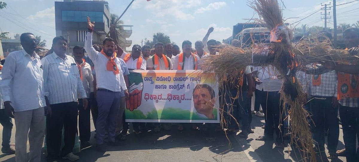 ರಾಹುಲ್ ಗಾಂಧಿ ವಿರುದ್ಧ ಬಿಜೆಪಿಯಿಂದ ರಸ್ತೆ ತಡೆ; ಪ್ರತಿಕೃತಿ ದಹನ 
