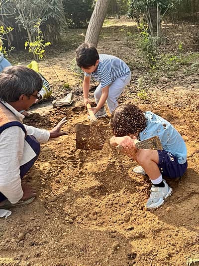 ಸೈಫ್ ಹಂಚಿಕೊಂಡ ಚಿತ್ರದಲ್ಲಿ ಪತ್ನಿ ಕರೀನಾ ಮತ್ತು ಪುತ್ರರಿಬ್ಬರು ಕೂಡ ಗಿಡ ನೆಡುತ್ತಿರುವುದನ್ನು ಕಾಣಬಹುದು.