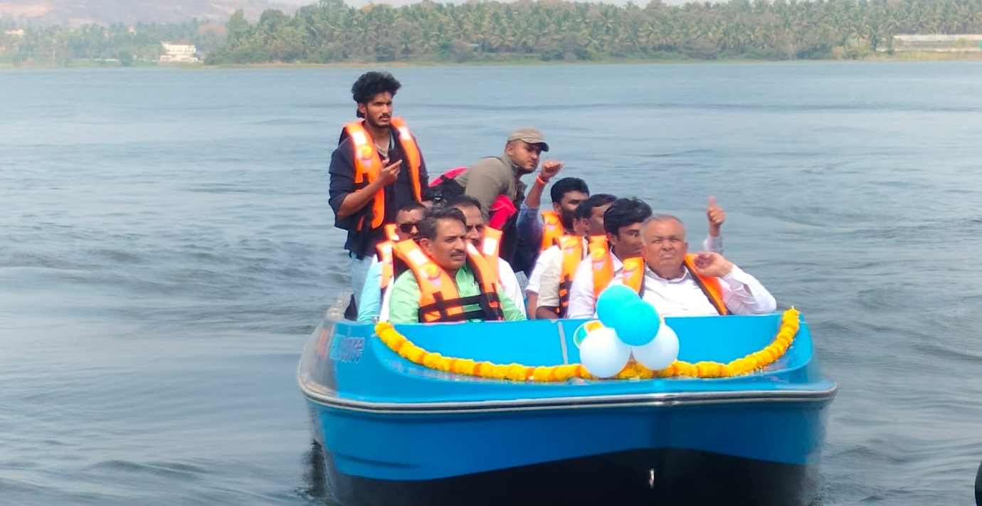 ಬಿಡದಿಯ ನೆಲ್ಲಿಗುಡ್ಡ ಕೆರೆಯಲ್ಲಿ ಜಲಕ್ರೀಡೆಗಳಿಗೆ ಚಾಲನೆ ನೀಡಿದ ಸಚಿವ ರಾಮಲಿಂಗಾ ರೆಡ್ಡಿ ಅವರು ನಂತರ ಕೆರೆಯಲ್ಲಿ ಬೋಟಿಂಗ್ ನಡೆಸಿದರು ಶಾಸಕ ಬಾಲಕೃಷ್ಣ ಹಾಗೂ ಇತರರು ಸಾಥ್ ನೀಡಿದರು