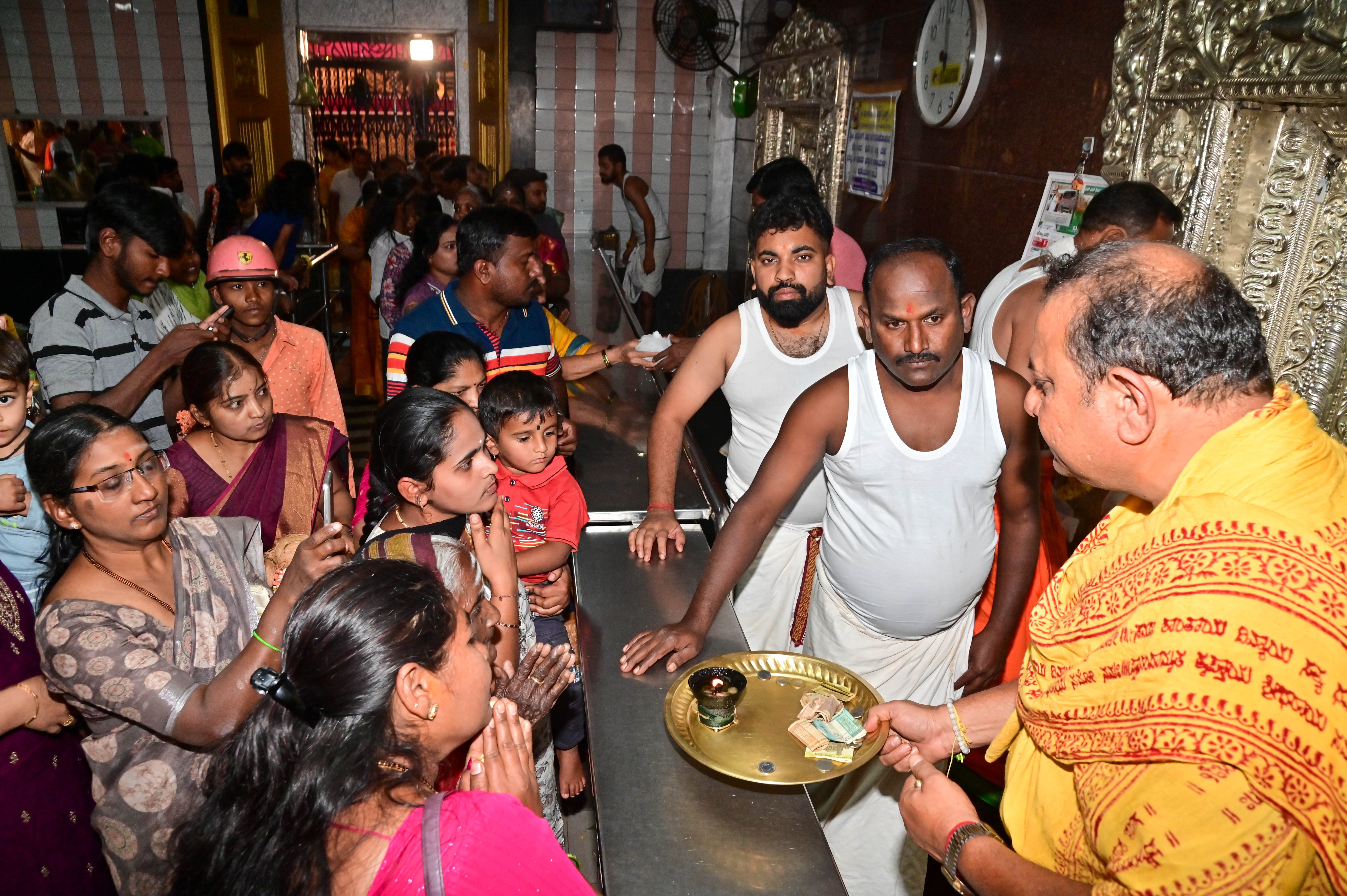 ದಾವಣಗೆರೆಯ ದುರ್ಗಾಂಬಿಕಾ ದೇವಸ್ಥಾನದಲ್ಲಿ ಜಾತ್ರೆ ಅಂಗವಾಗಿ ದೇವಿಯ ದರ್ಶನ ಪಡೆದ ಭಕ್ತರು