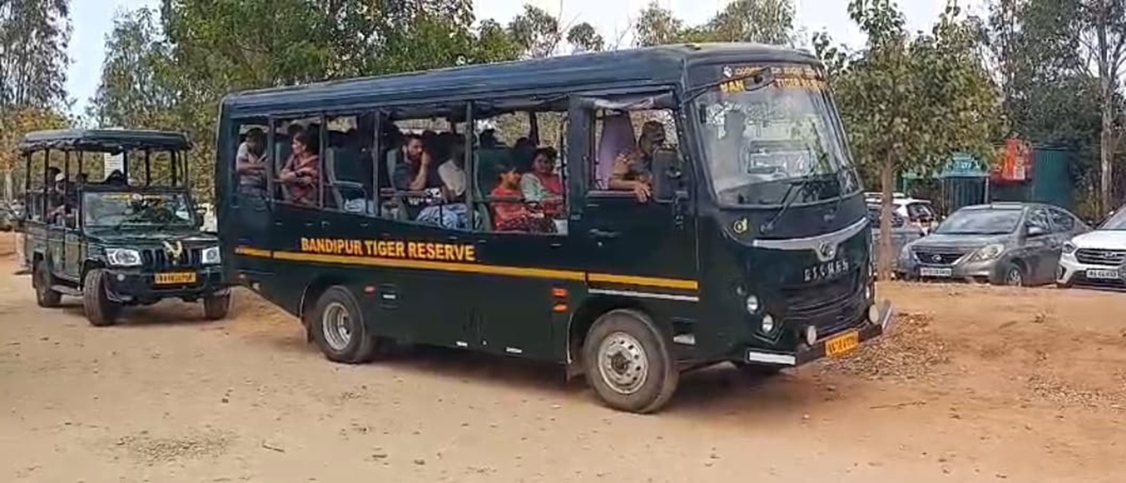 ಗುಂಡ್ಲುಪೇಟೆ ತಾಲ್ಲೂಕಿನ ಬಂಡೀಪುರ ಹುಲಿ ಸಂರಕ್ಷಿತ ಪ್ರದೇಶದಲ್ಲಿ ಭಾನುವಾರ ಪ್ರವಾಸಿಗರು ಅರಣ್ಯ ಇಲಾಖೆ ವಾಹನಗಳಲ್ಲಿ ಸಫಾರಿಗೆ ತೆರಳುತ್ತಿರುವುದು