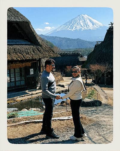 ಮಾಧುರಿ ದೀಕ್ಷಿತ್ ಹಂಚಿಕೊಂಡ ಫೋಟೊಗಳಿಗೆ ಅಭಿಮಾನಿಗಳು ಮೆಚ್ಚುಗೆ ವ್ಯಕ್ತಪಡಿಸಿದ್ದು, ರೊಮ್ಯಾಂಟಿಕ್ ಕಪಲ್‌ ಎಂದು ಕಮೆಂಟ್ ಮಾಡಿದ್ದಾರೆ.